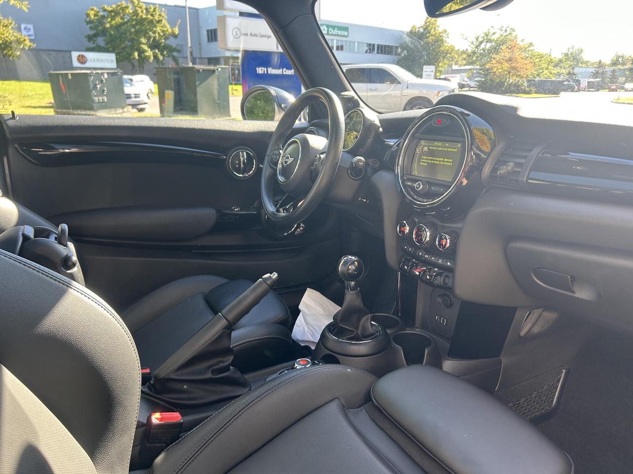 2017 MINI Cooper 6SPD, HARMAN/KARDON SOUND SYSTEM, SUNROOF & MORE! Photo