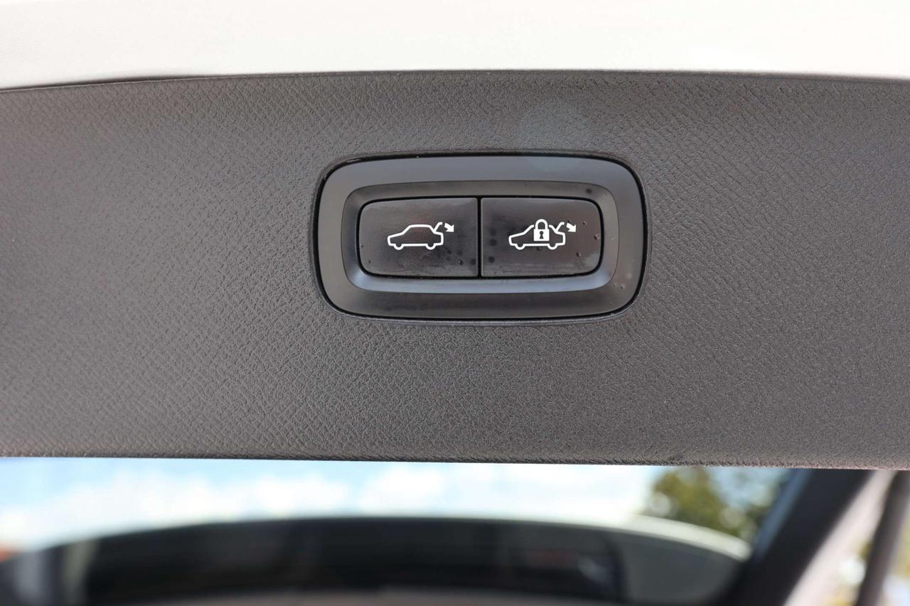 2020 Volvo XC90 T6-AWD-MOMENTUM-7PASS/360 CAM/NAV/ADAPT CRUISE/BLIS/FCW/LKA/LEATHER/H SEATS/CARPLAY/KEYLESS/PANO ROOF Photo