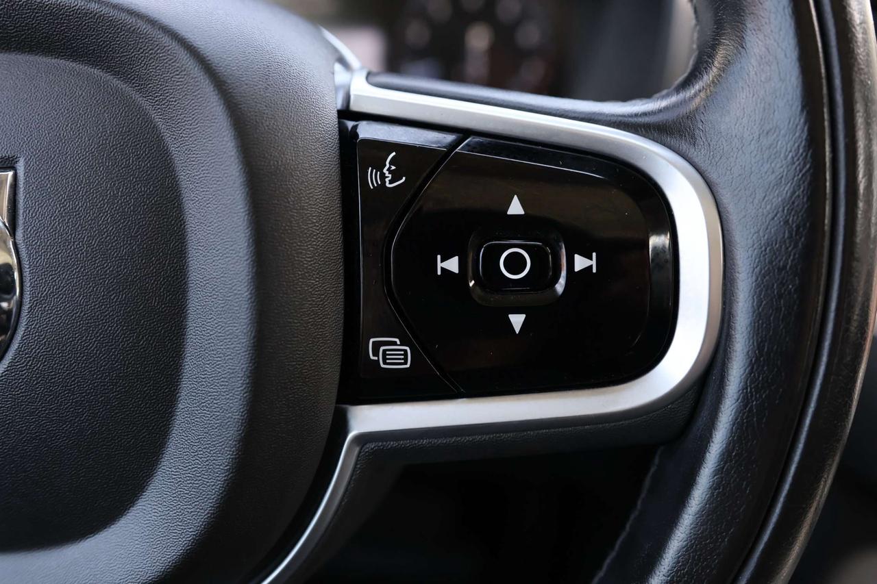 2020 Volvo XC90 T6-AWD-MOMENTUM-7PASS/360 CAM/NAV/ADAPT CRUISE/BLIS/FCW/LKA/LEATHER/H SEATS/CARPLAY/KEYLESS/PANO ROOF Photo