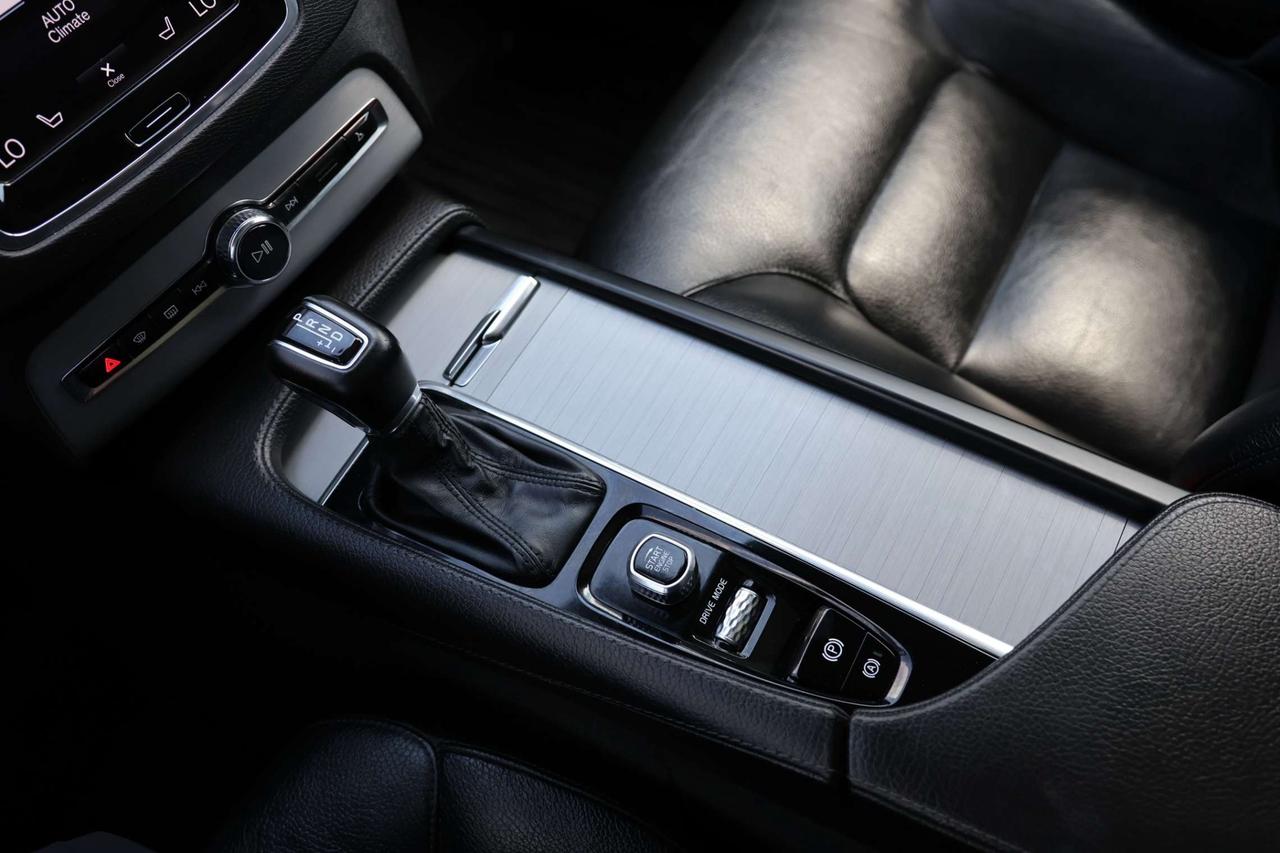 2020 Volvo XC90 T6-AWD-MOMENTUM-7PASS/360 CAM/NAV/ADAPT CRUISE/BLIS/FCW/LKA/LEATHER/H SEATS/CARPLAY/KEYLESS/PANO ROOF Photo
