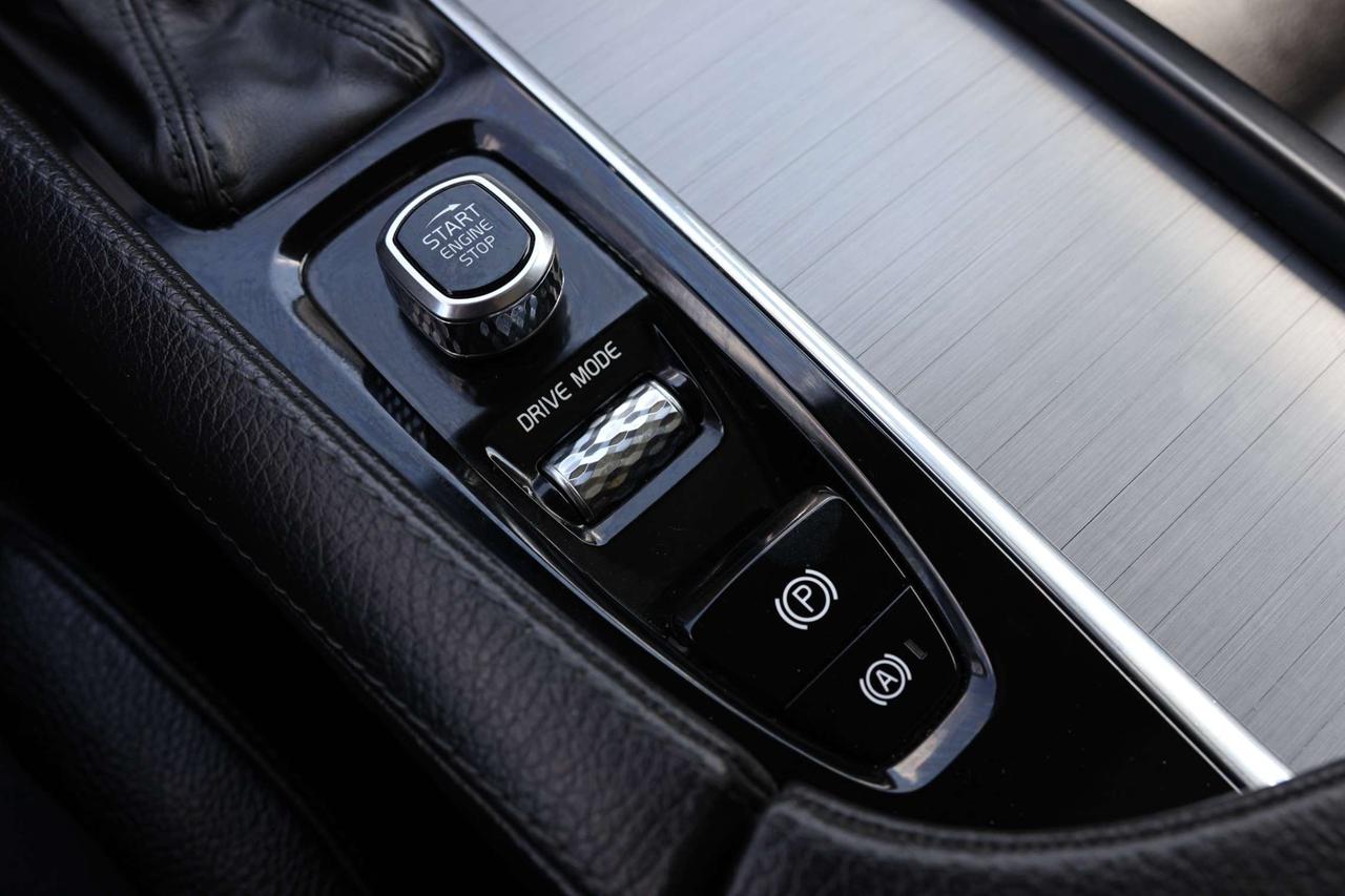2020 Volvo XC90 T6-AWD-MOMENTUM-7PASS/360 CAM/NAV/ADAPT CRUISE/BLIS/FCW/LKA/LEATHER/H SEATS/CARPLAY/KEYLESS/PANO ROOF Photo