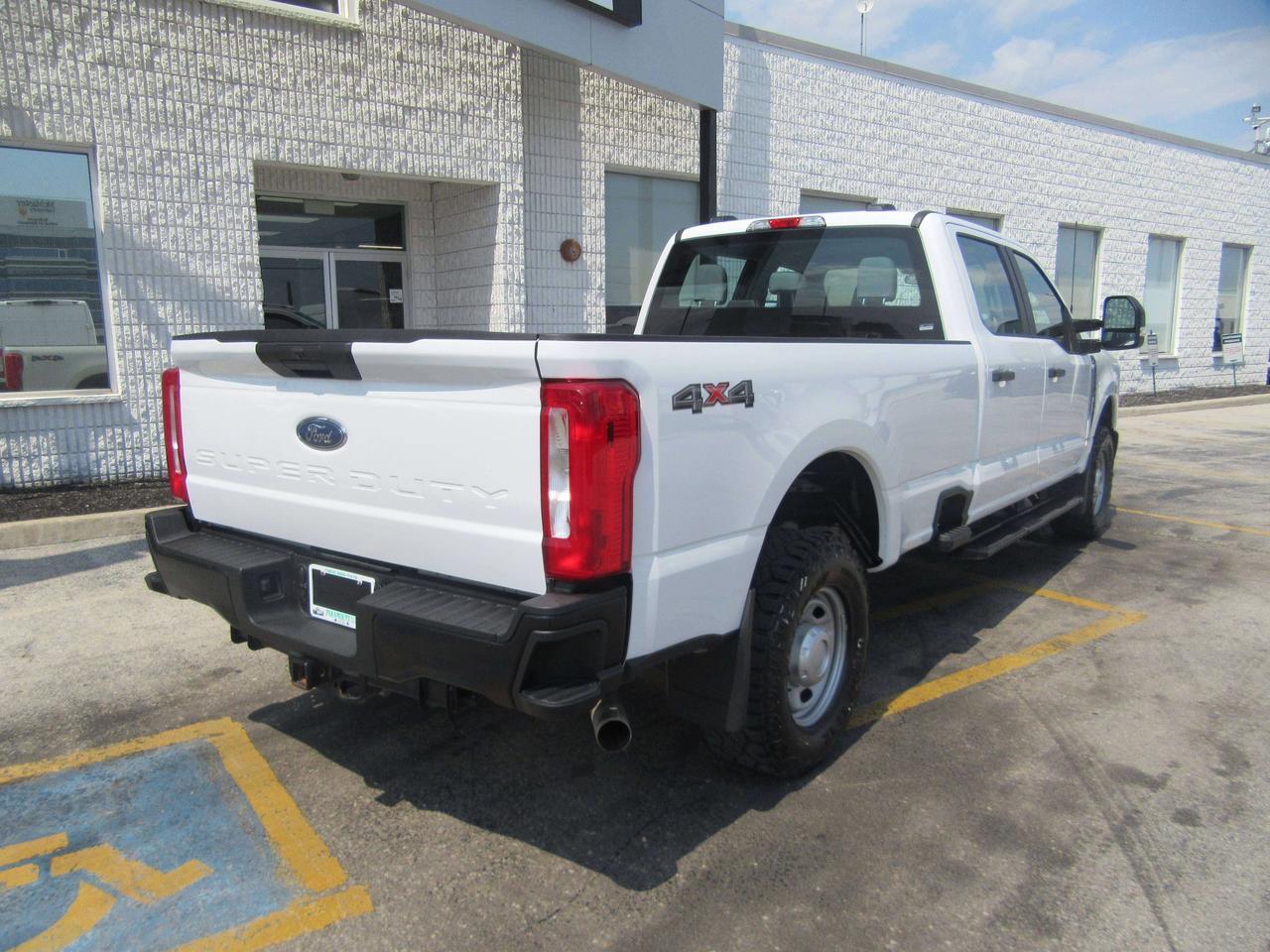 2025 Ford F-250 SUPER DUTY CREW CAB 4X4 8FT LONG BOX Photo2