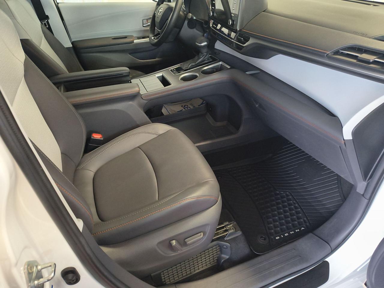 2021 Toyota Sienna XLE Photo0