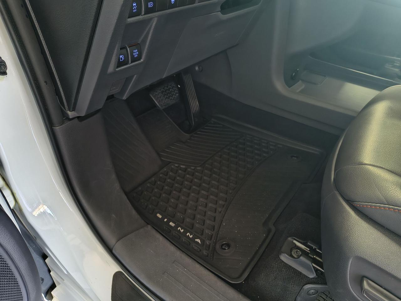 2021 Toyota Sienna XLE Photo0