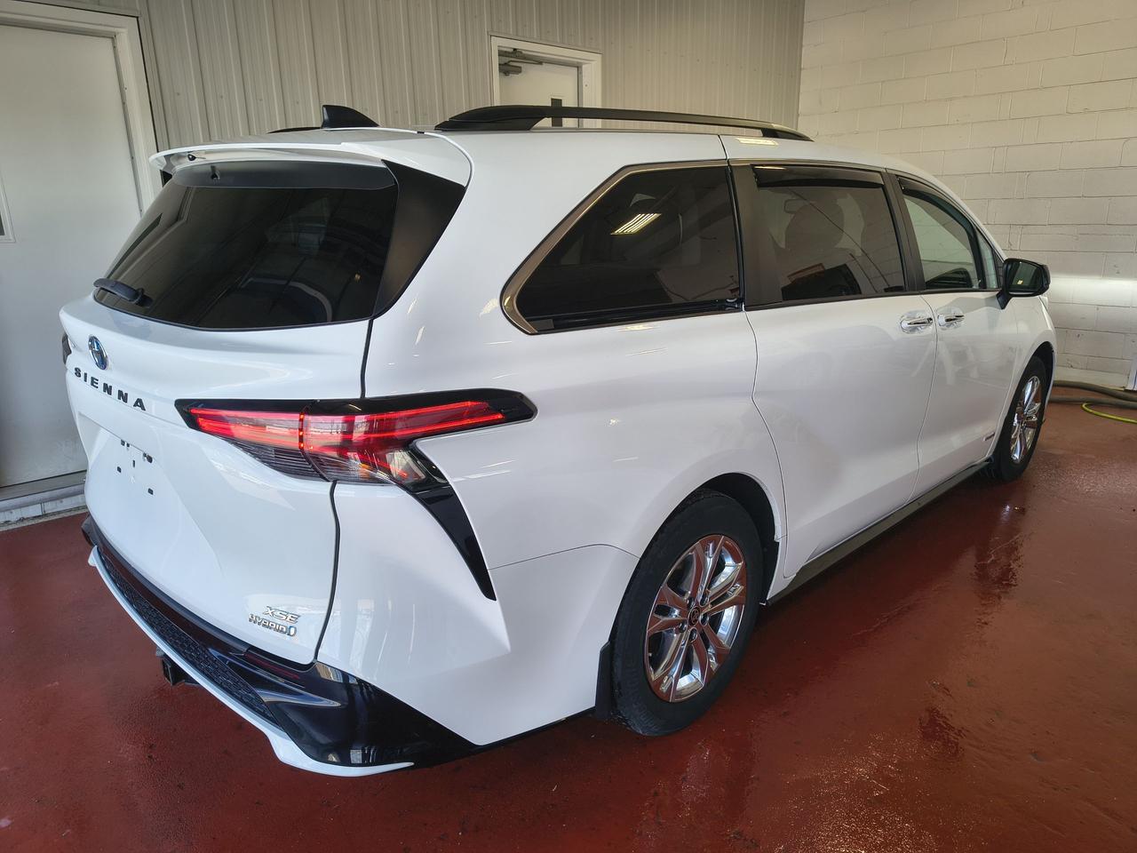 2021 Toyota Sienna XLE Photo0