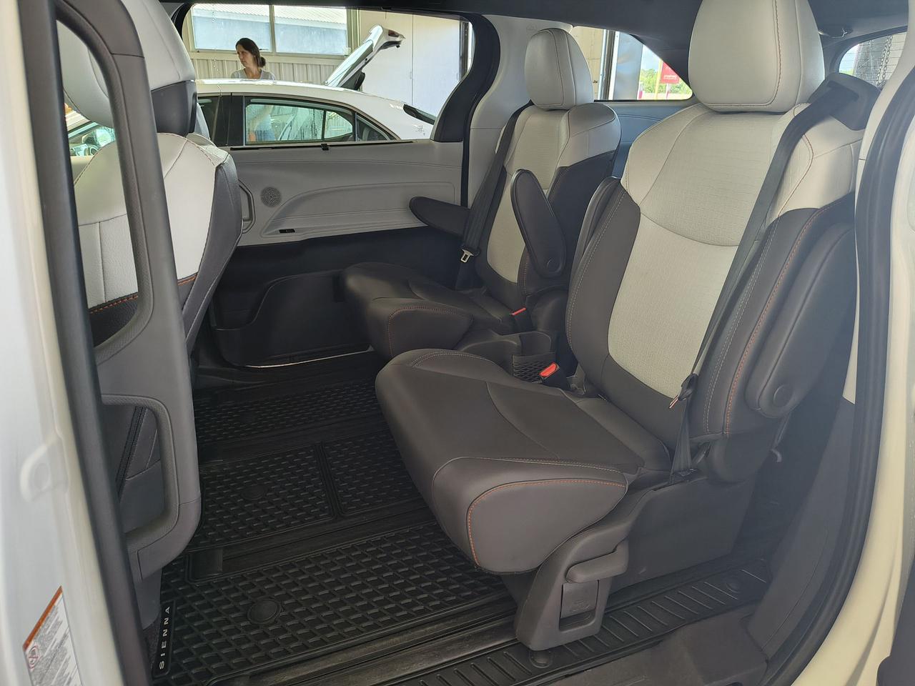 2021 Toyota Sienna XLE Photo0
