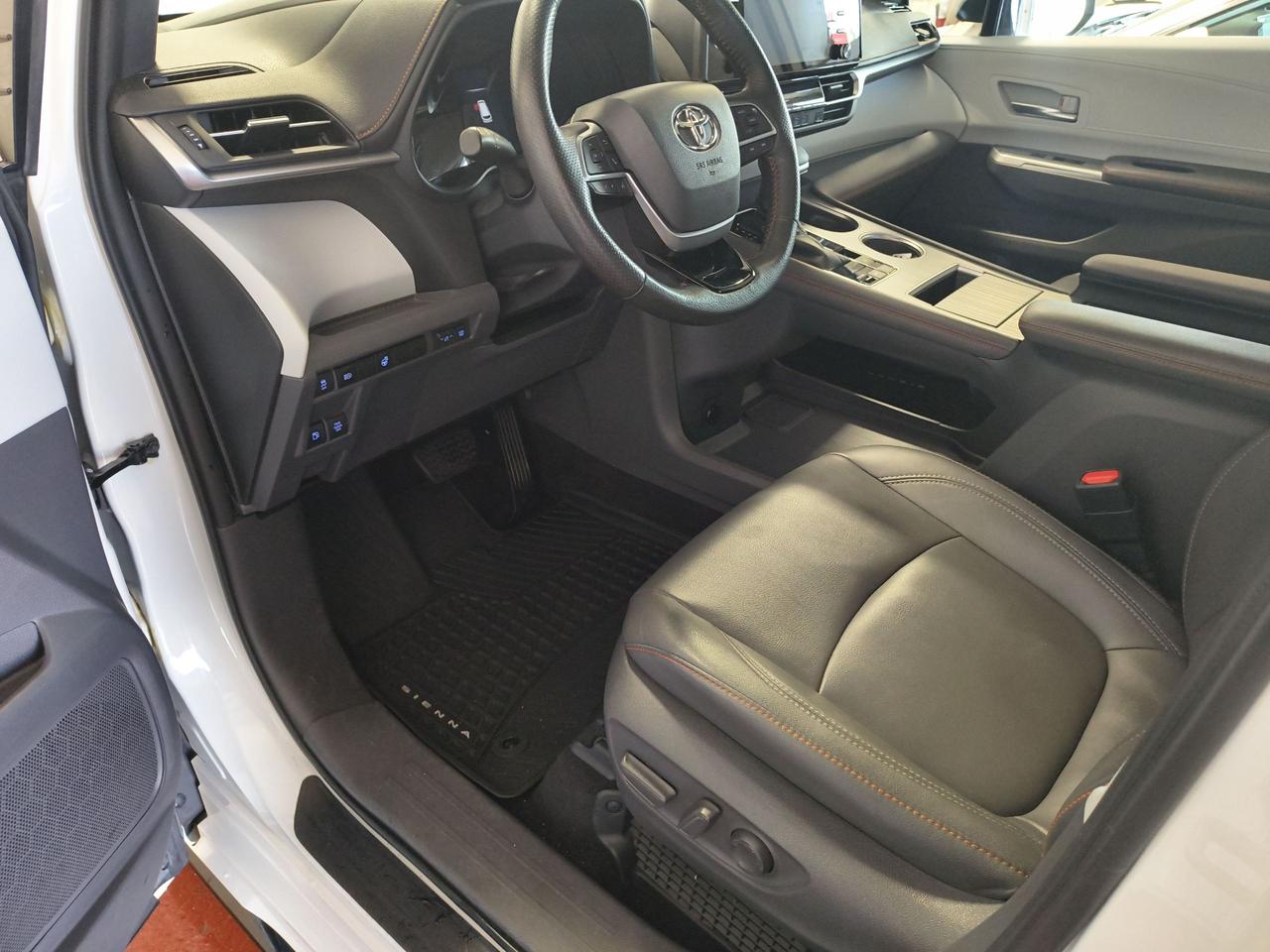 2021 Toyota Sienna XLE Photo0