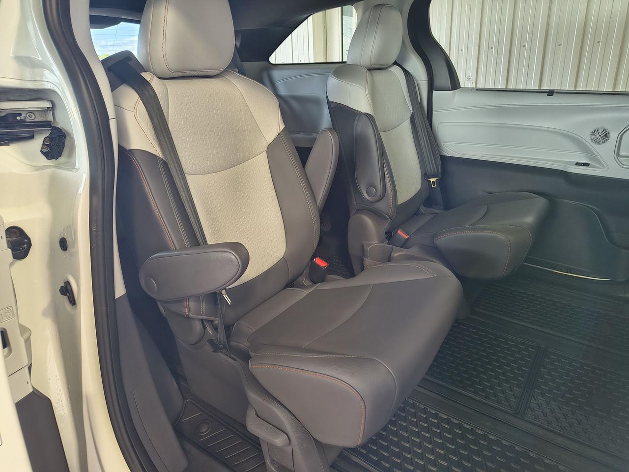 2021 Toyota Sienna XLE Photo0