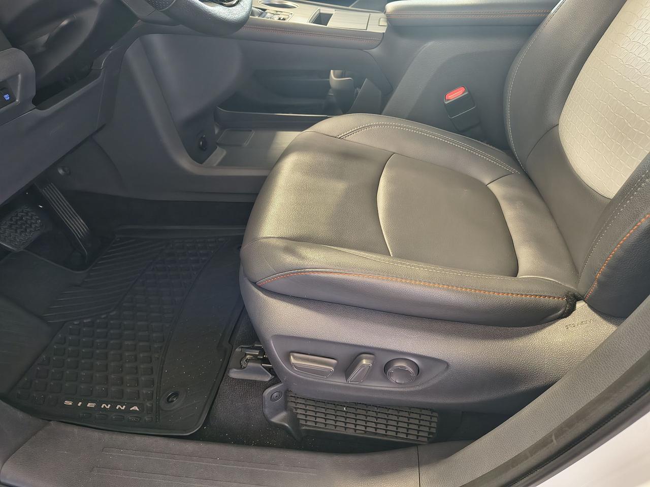 2021 Toyota Sienna XLE Photo0