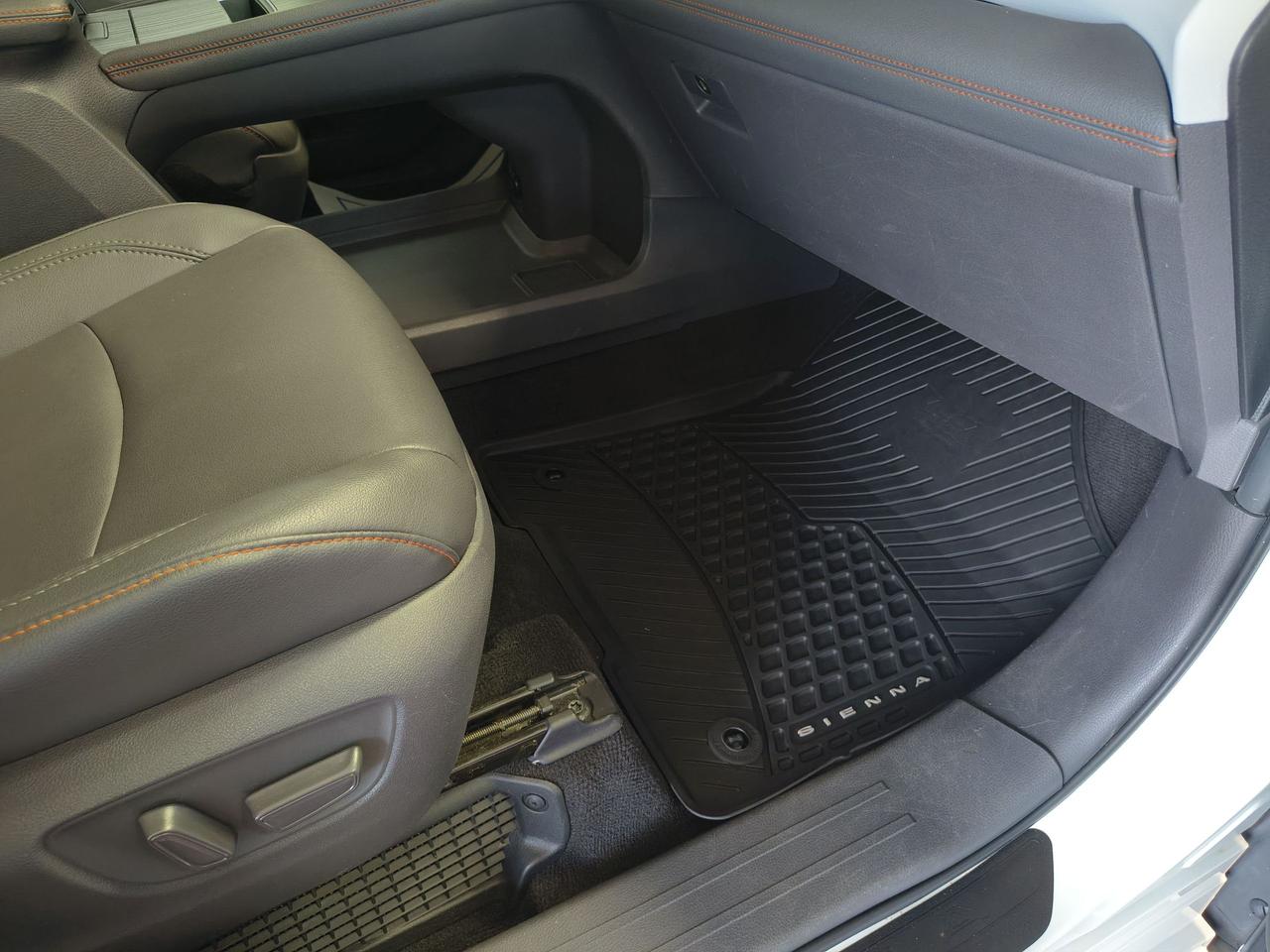 2021 Toyota Sienna XLE Photo0