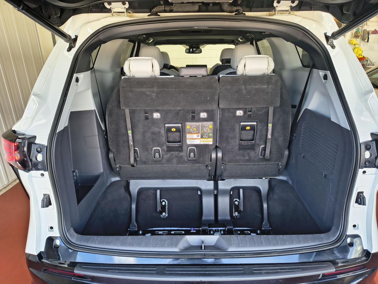 2021 Toyota Sienna XLE Photo0