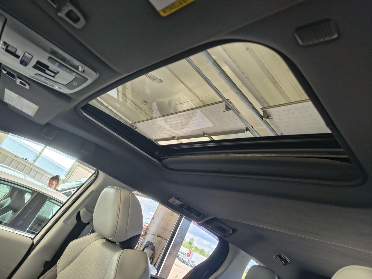 2021 Toyota Sienna XLE Photo0