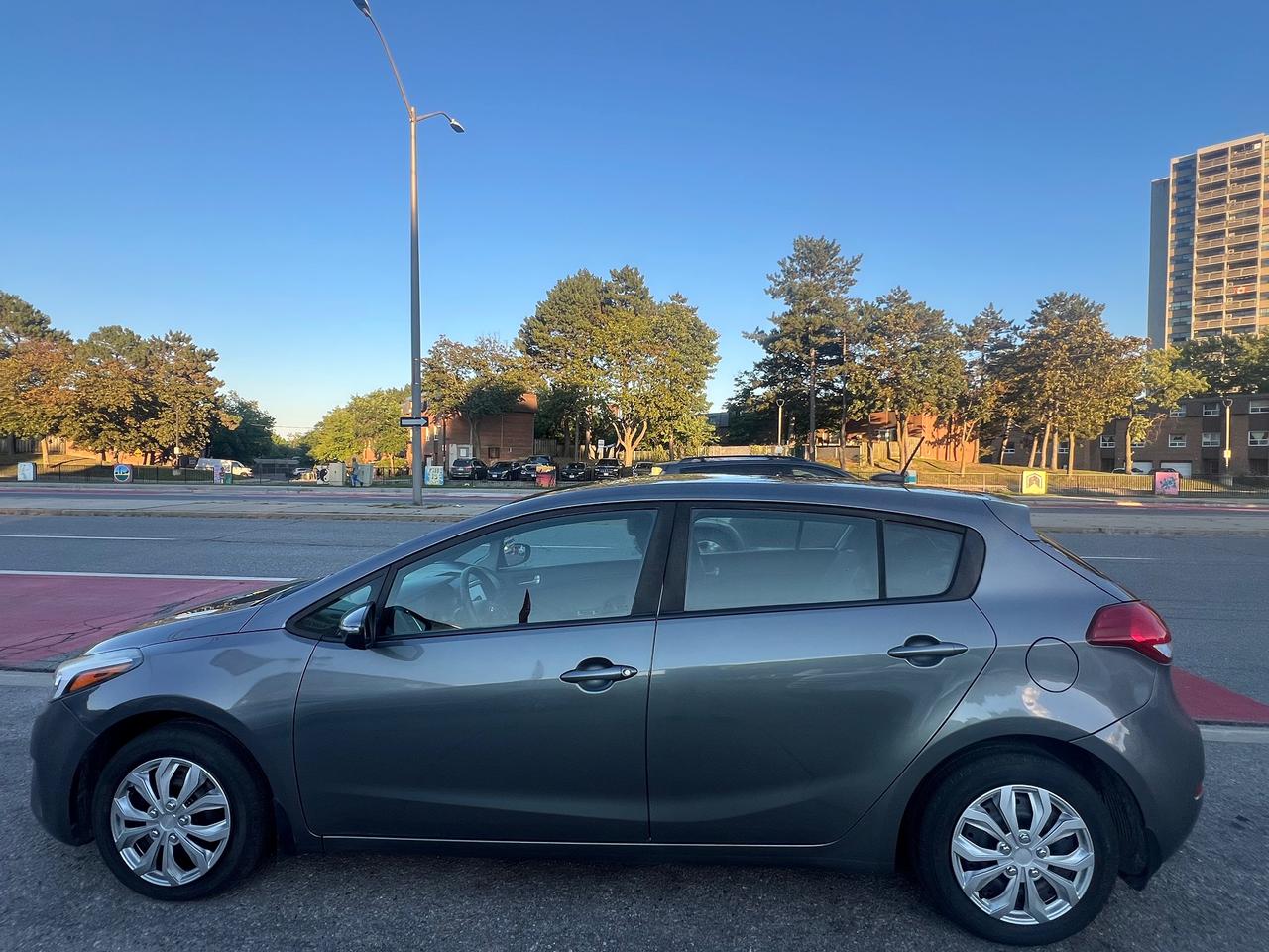 2017 Kia Forte5 LX+ -BACK CAM- BLUETOOTH- HEATED SEATS ONE OWNER Photo3