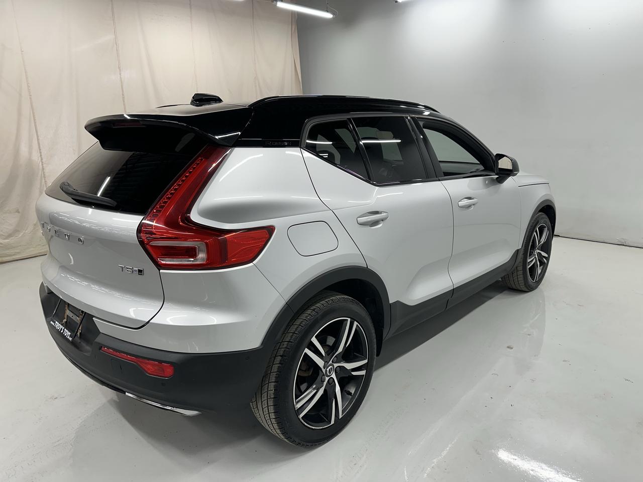 2019 Volvo XC40 R-Design Photo6