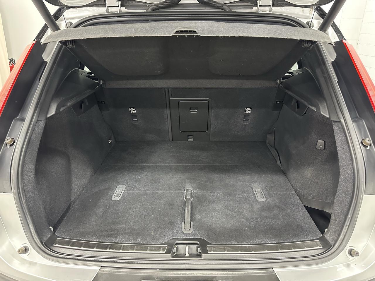 2019 Volvo XC40 R-Design Photo18