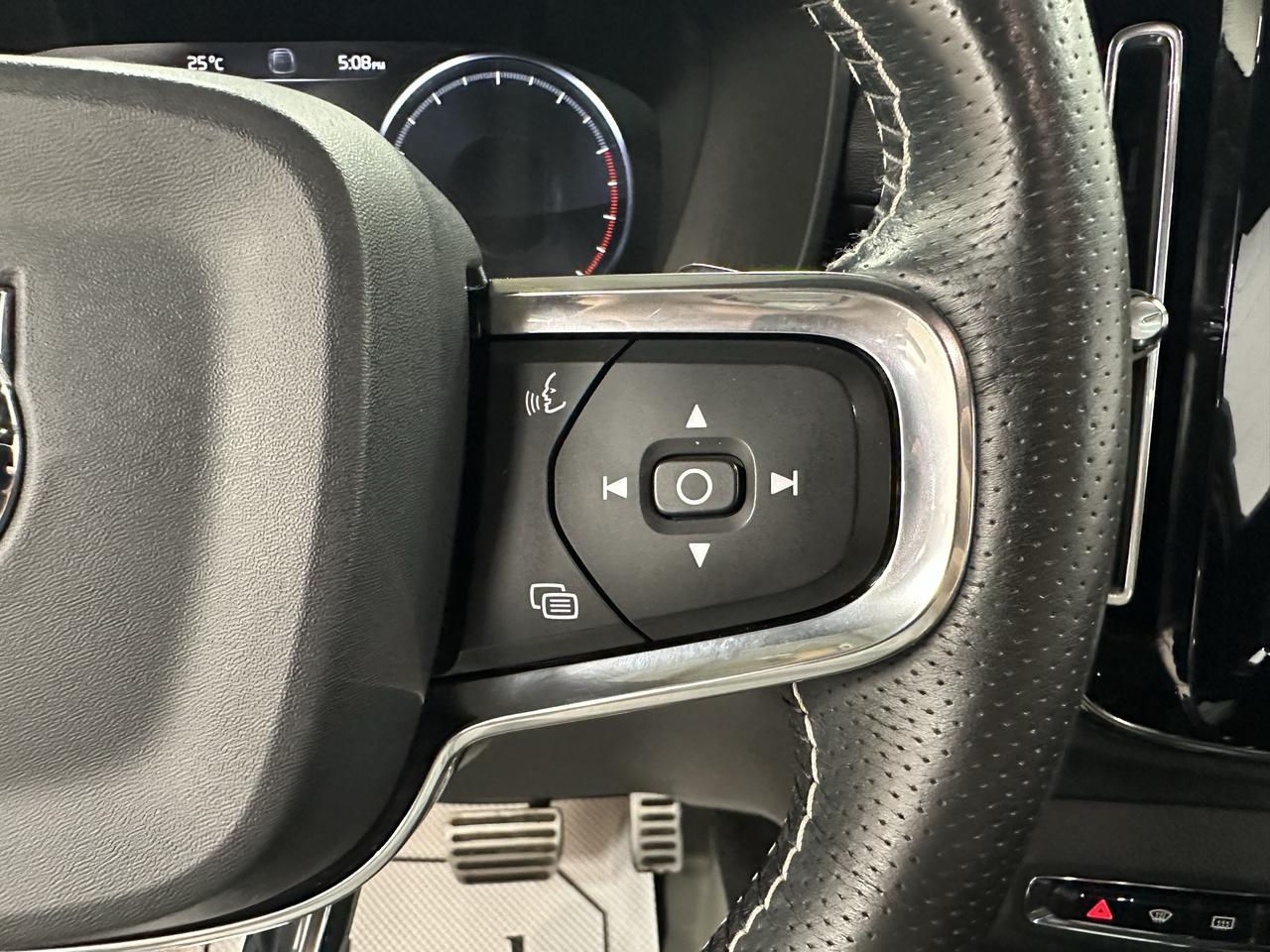 2019 Volvo XC40 R-Design Photo13