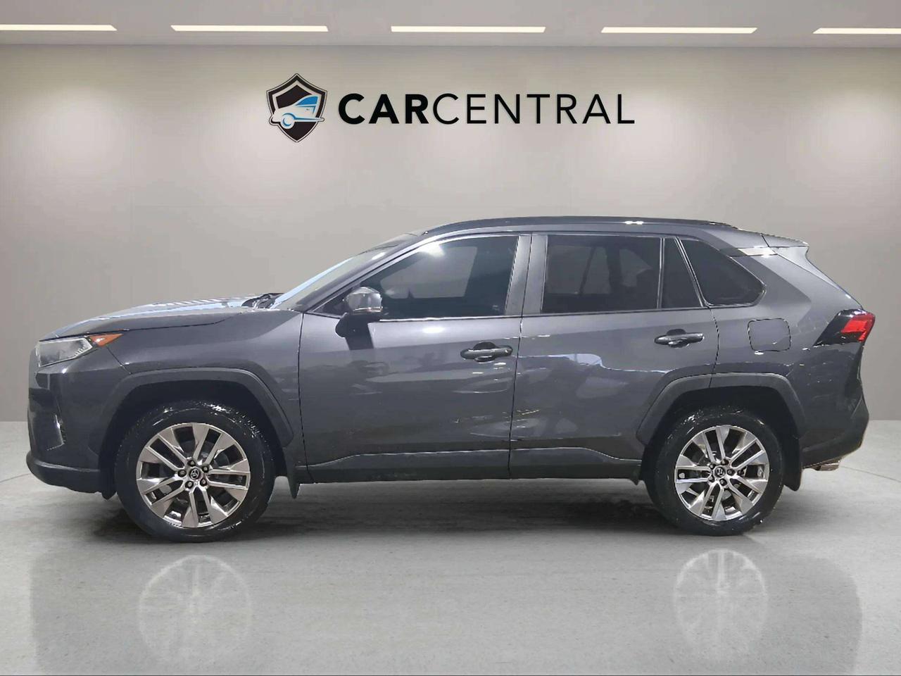 2020 Toyota RAV4 XLE | CLEAN CARFAX | SUNROOF | 19" ALLOYS | Photo5