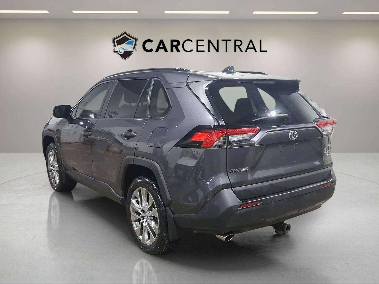 2020 Toyota RAV4 XLE | CLEAN CARFAX | SUNROOF | 19" ALLOYS | Photo