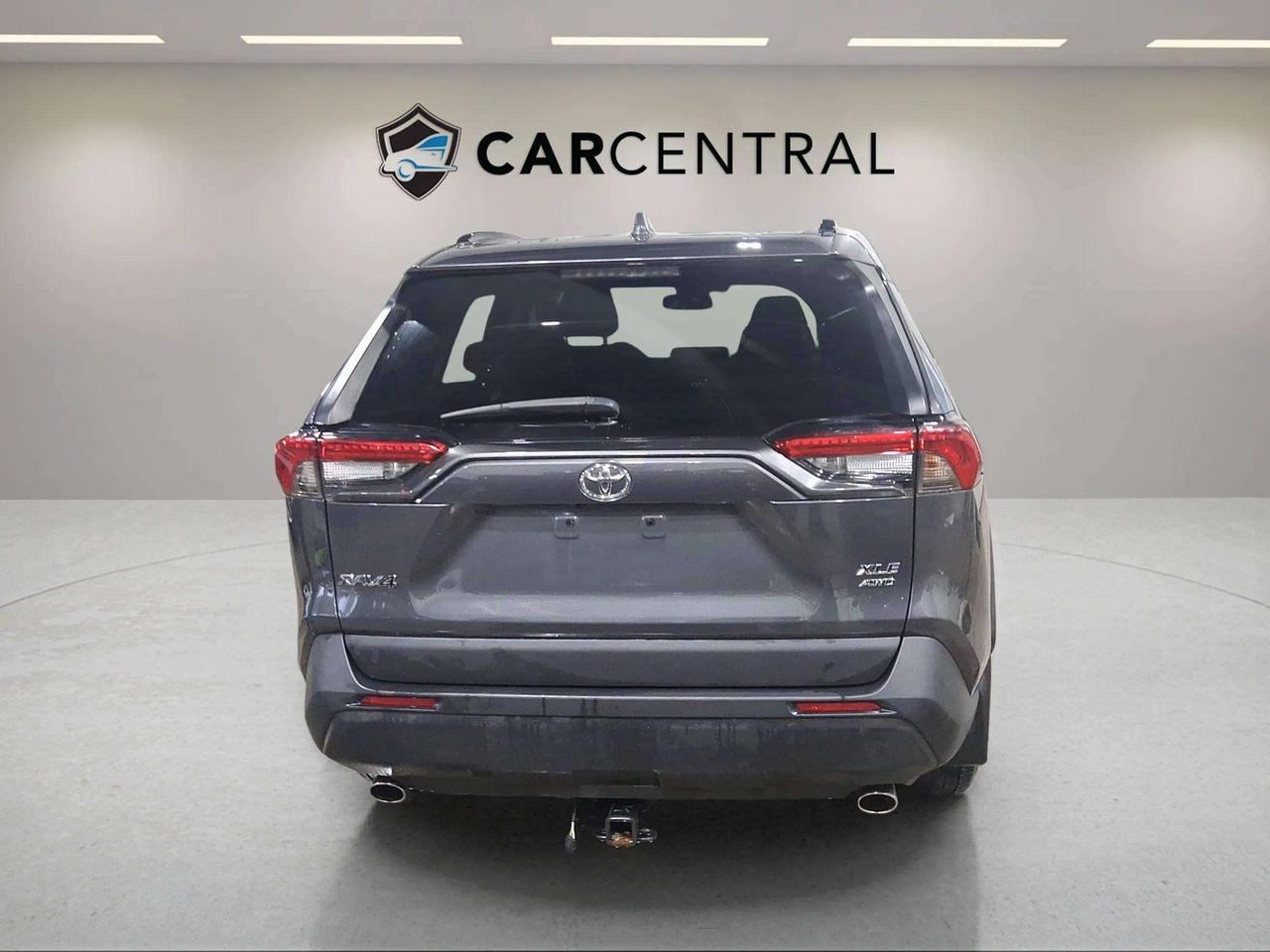 2020 Toyota RAV4 XLE | CLEAN CARFAX | SUNROOF | 19" ALLOYS | Photo