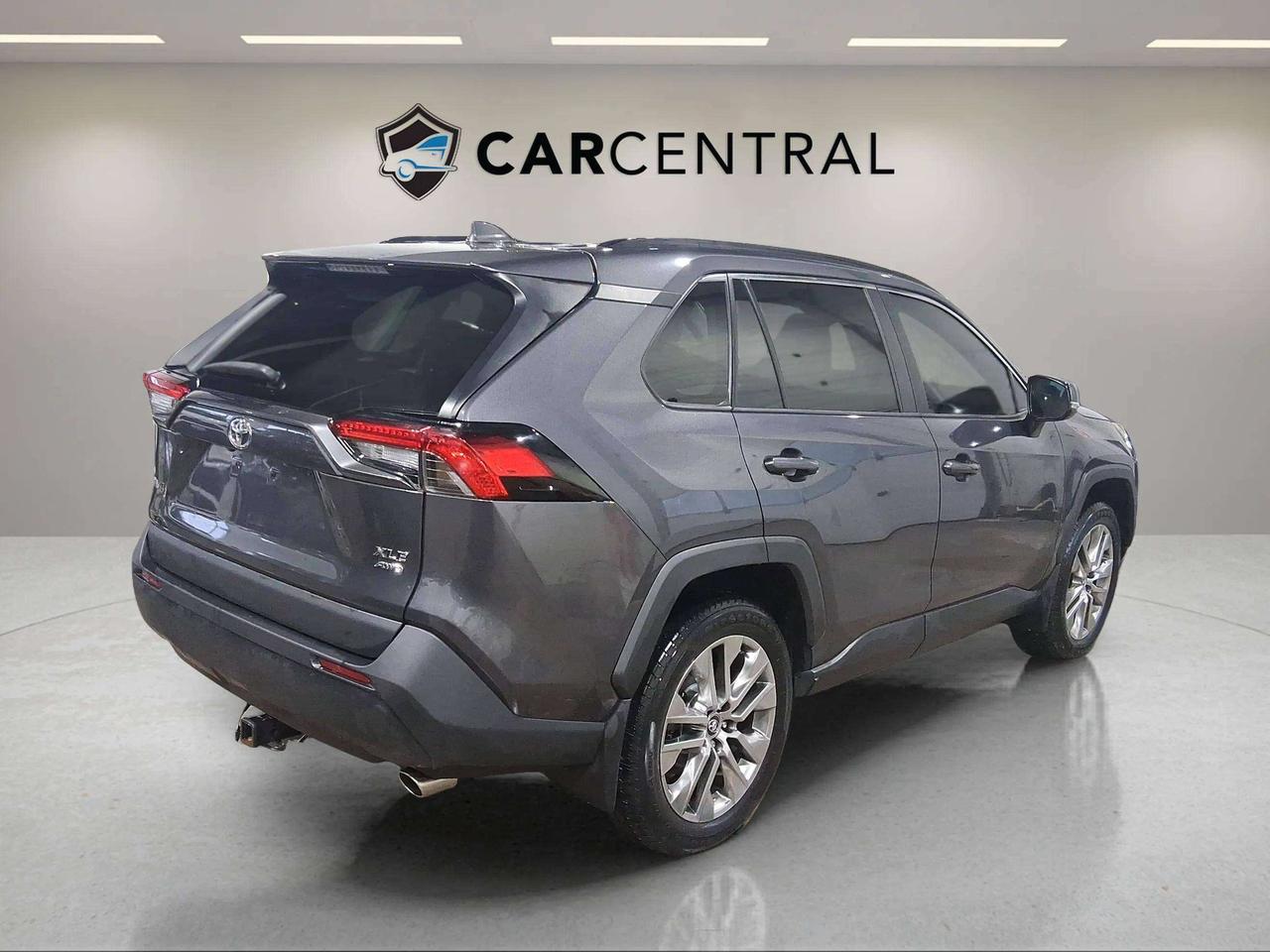 2020 Toyota RAV4 XLE | CLEAN CARFAX | SUNROOF | 19" ALLOYS | Photo