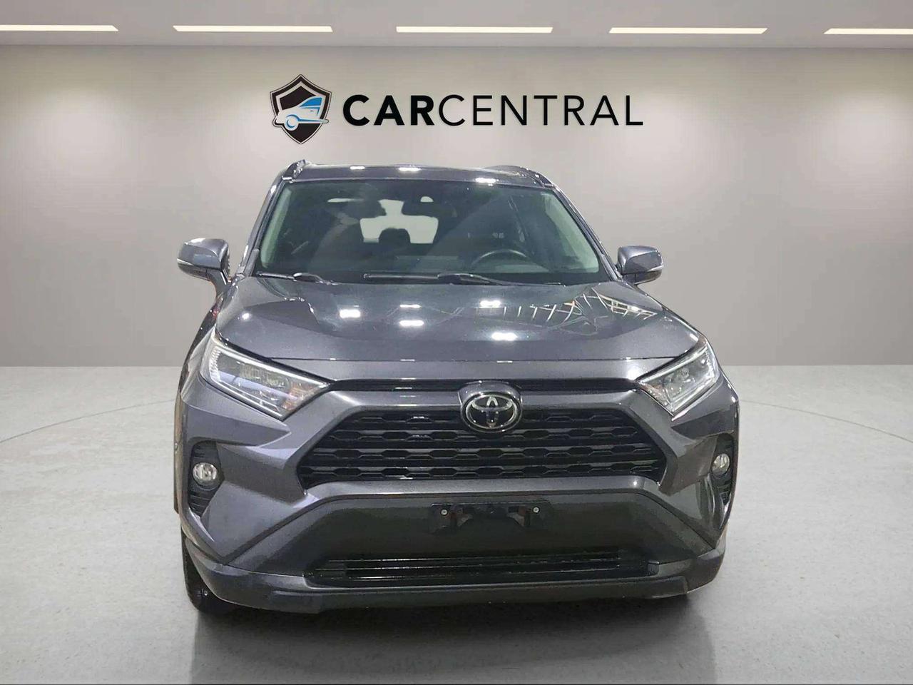 2020 Toyota RAV4 XLE | CLEAN CARFAX | SUNROOF | 19" ALLOYS | Photo