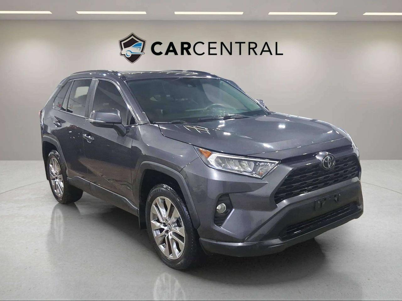 2020 Toyota RAV4 XLE | CLEAN CARFAX | SUNROOF | 19" ALLOYS | Photo