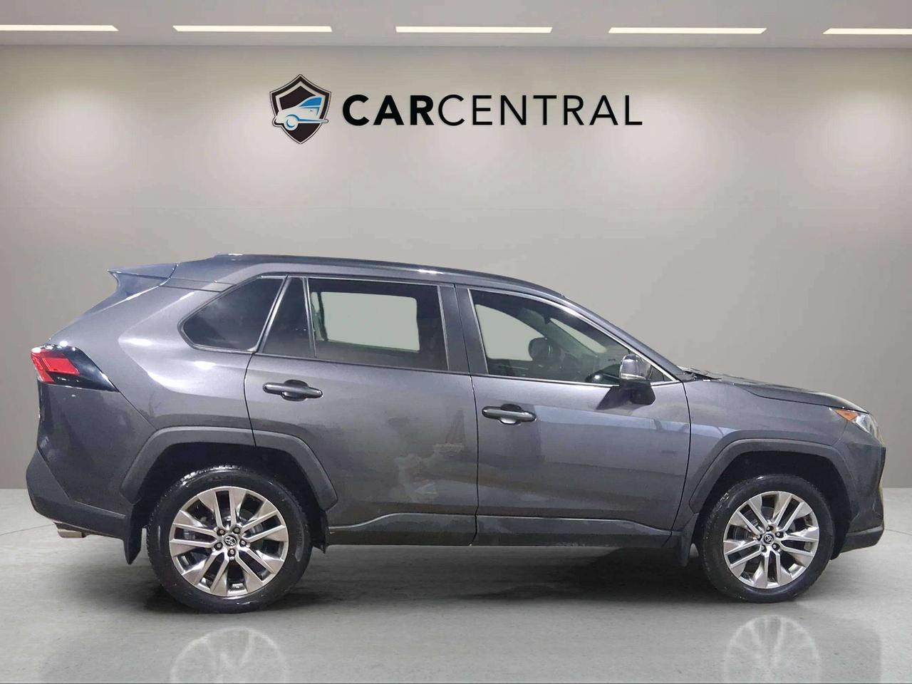 2020 Toyota RAV4 XLE | CLEAN CARFAX | SUNROOF | 19" ALLOYS | Photo
