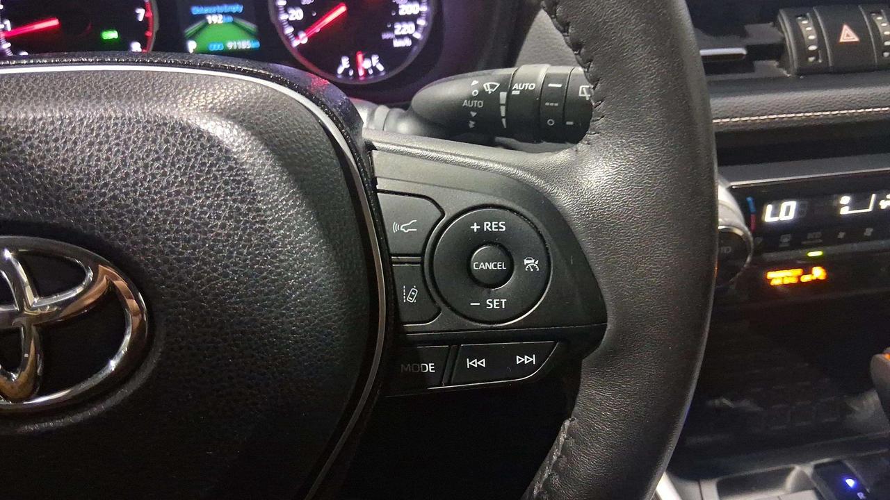 2020 Toyota RAV4 XLE | CLEAN CARFAX | SUNROOF | 19" ALLOYS | Photo