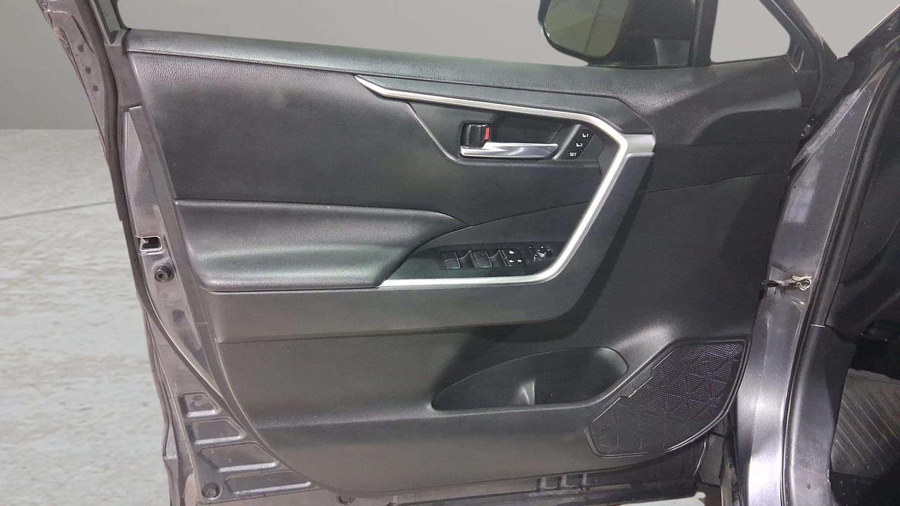 2020 Toyota RAV4 XLE | CLEAN CARFAX | SUNROOF | 19" ALLOYS | Photo