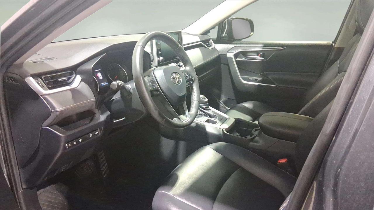 2020 Toyota RAV4 XLE | CLEAN CARFAX | SUNROOF | 19" ALLOYS | Photo
