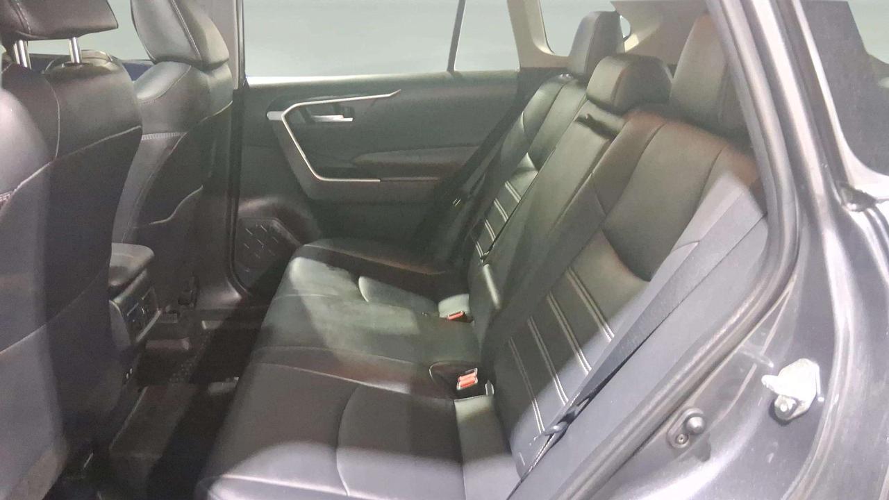 2020 Toyota RAV4 XLE | CLEAN CARFAX | SUNROOF | 19" ALLOYS | Photo