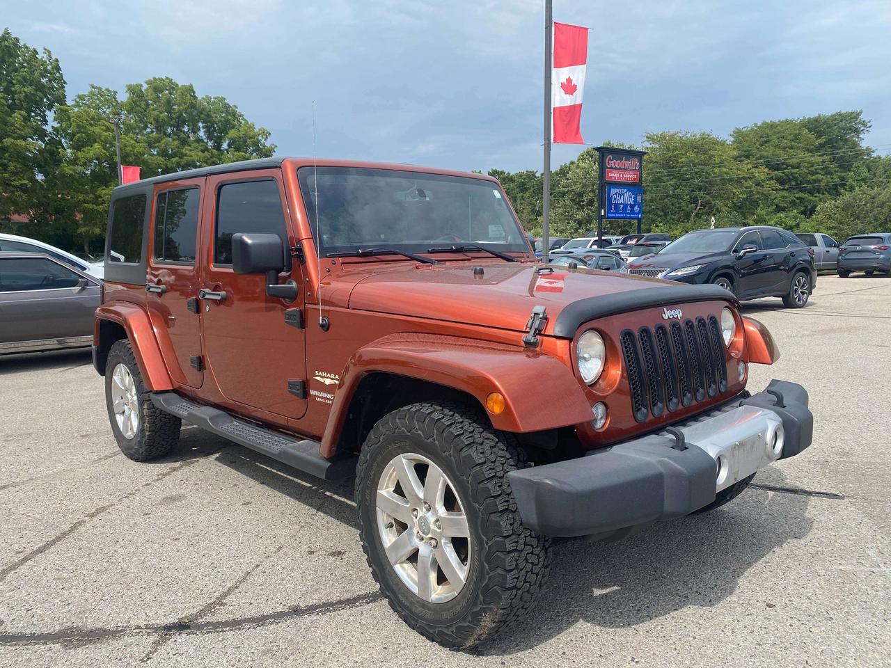 2014 Jeep Wrangler SAHARA, CLEAN CARFAX, LEATHER, NAVIGATION! - Photo #2