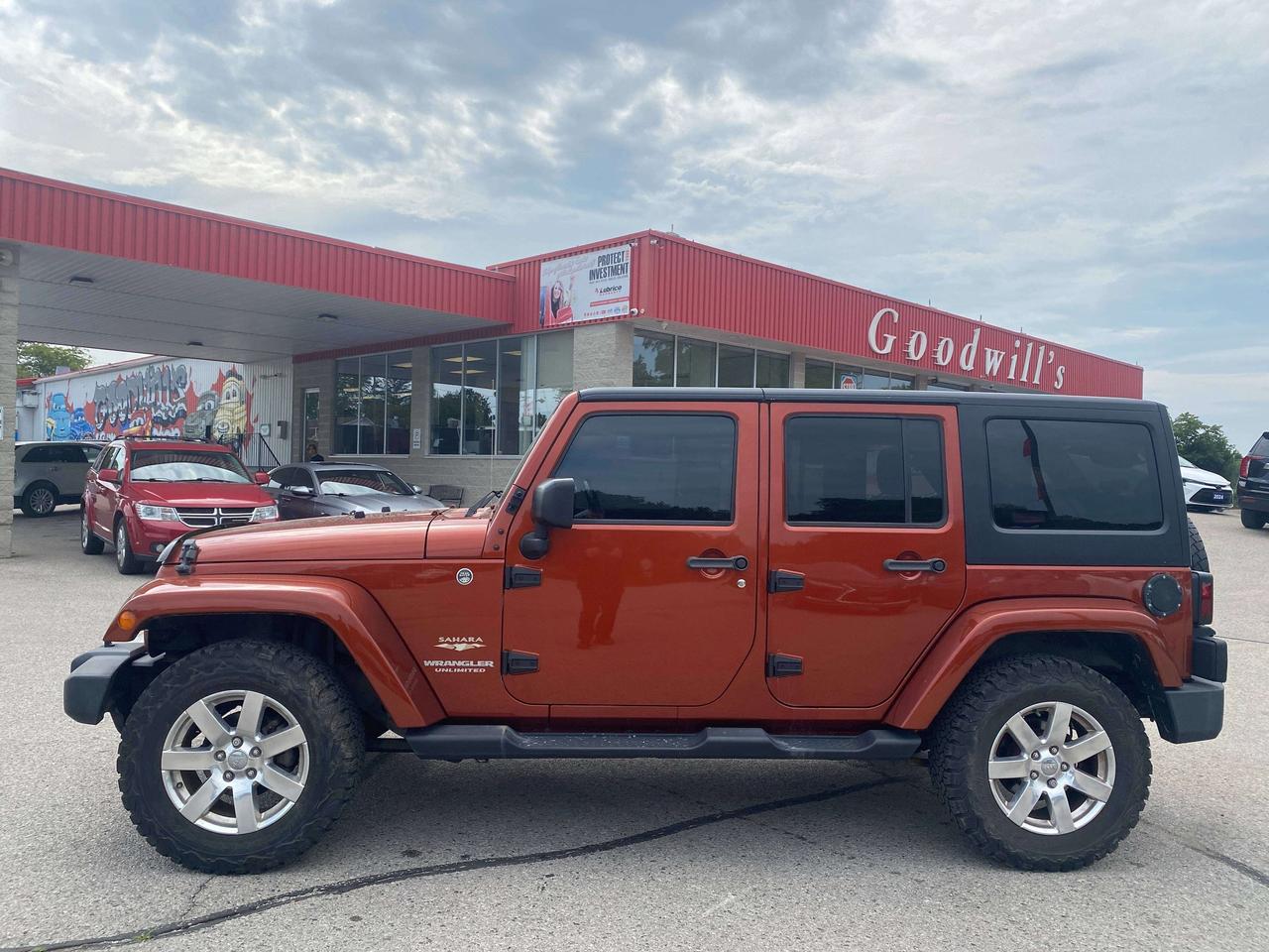 2014 Jeep Wrangler SAHARA, CLEAN CARFAX, LEATHER, NAVIGATION! - Photo #5