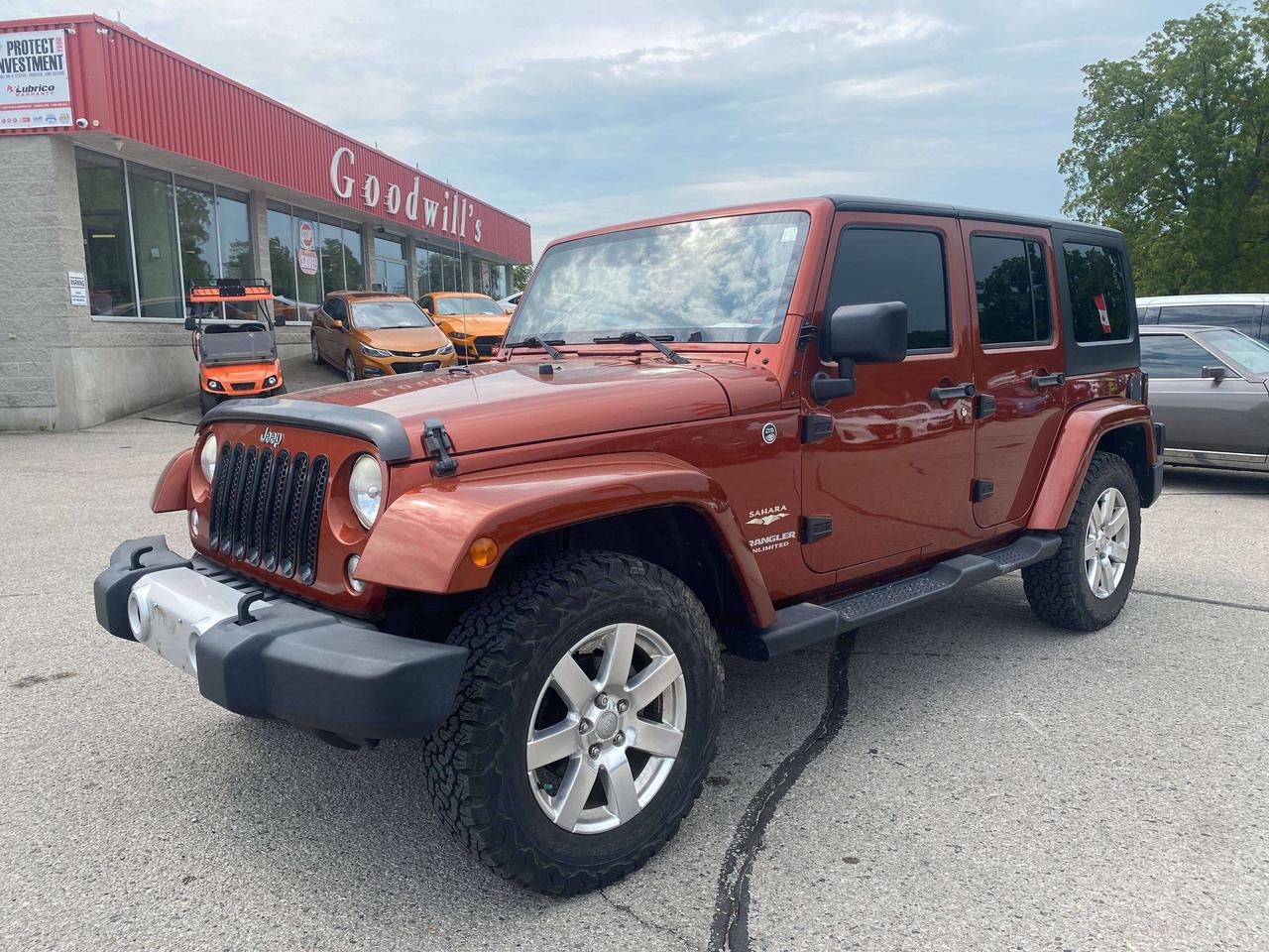 2014 Jeep Wrangler SAHARA, CLEAN CARFAX, LEATHER, NAVIGATION! - Photo #4