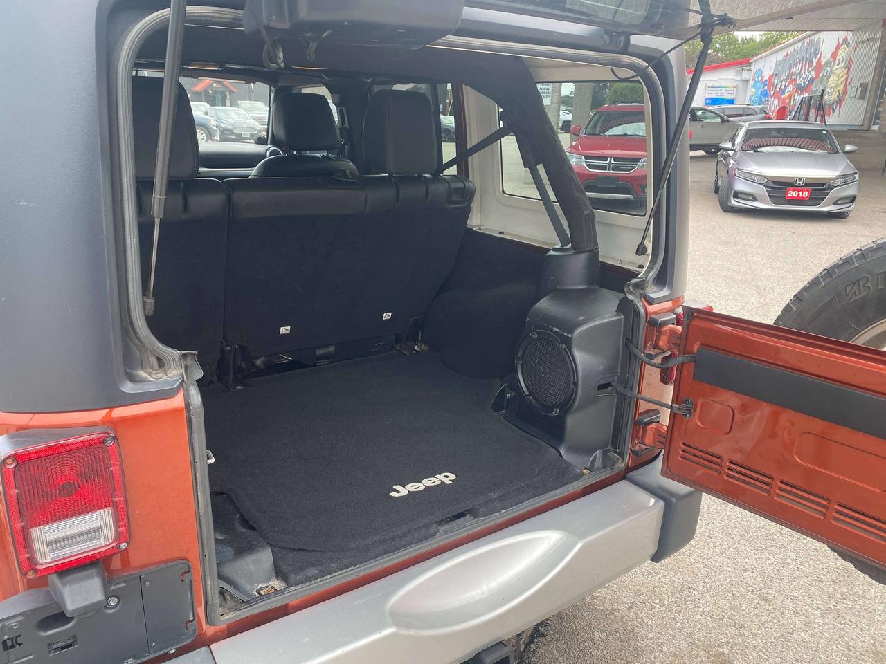 2014 Jeep Wrangler SAHARA, CLEAN CARFAX, LEATHER, NAVIGATION! - Photo #10