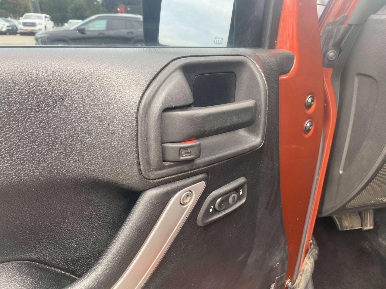 2014 Jeep Wrangler SAHARA, CLEAN CARFAX, LEATHER, NAVIGATION! - Photo #13