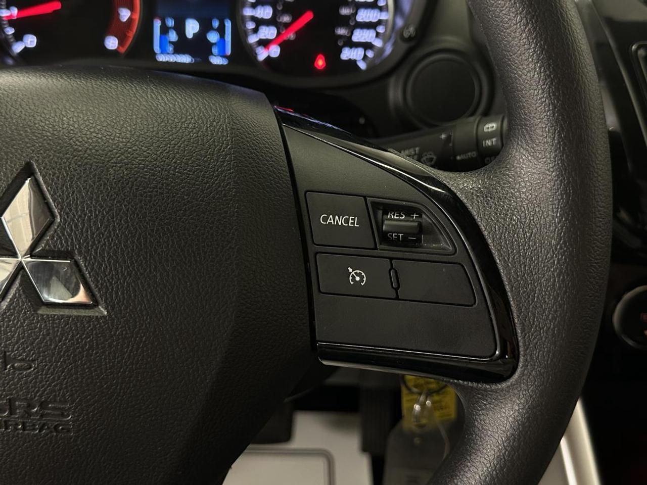 2024 Mitsubishi Eclipse Cross ES/4WD/FRESH OFF MITSUBISHI LEASE! Photo