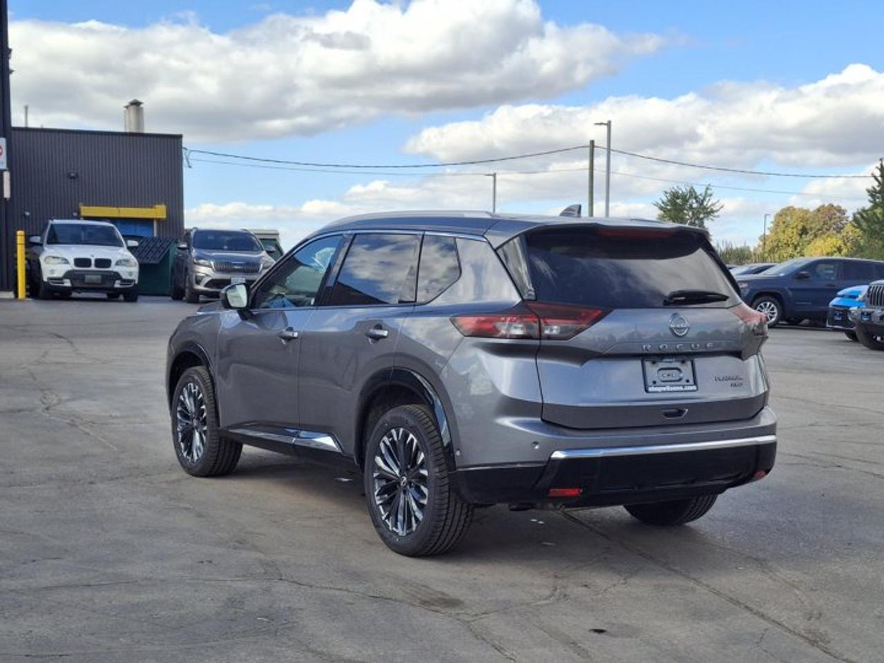 2024 Nissan Rogue Platinum AWD | Leather | Sunroof | Nav | HUD | 360 Camera | Bose | 19" Wheels | and More ! Photo