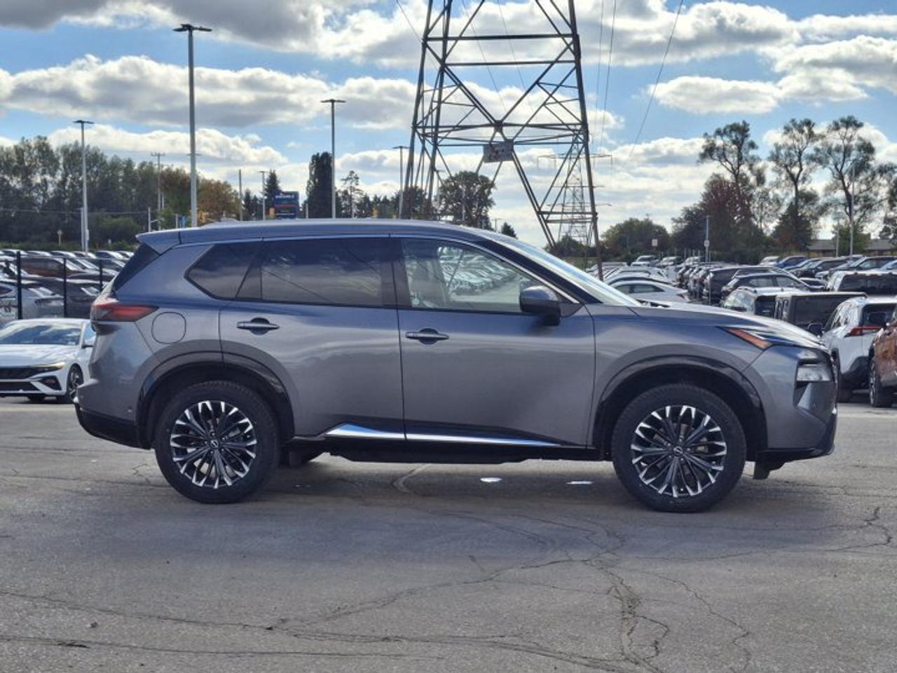 2024 Nissan Rogue Platinum AWD | Leather | Sunroof | Nav | HUD | 360 Camera | Bose | 19" Wheels | and More ! Photo