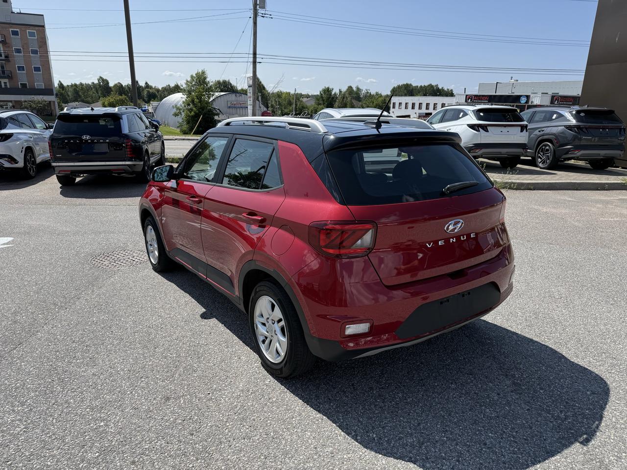 2023 Hyundai Venue Preferred IVT w/Two-Tone Photo9