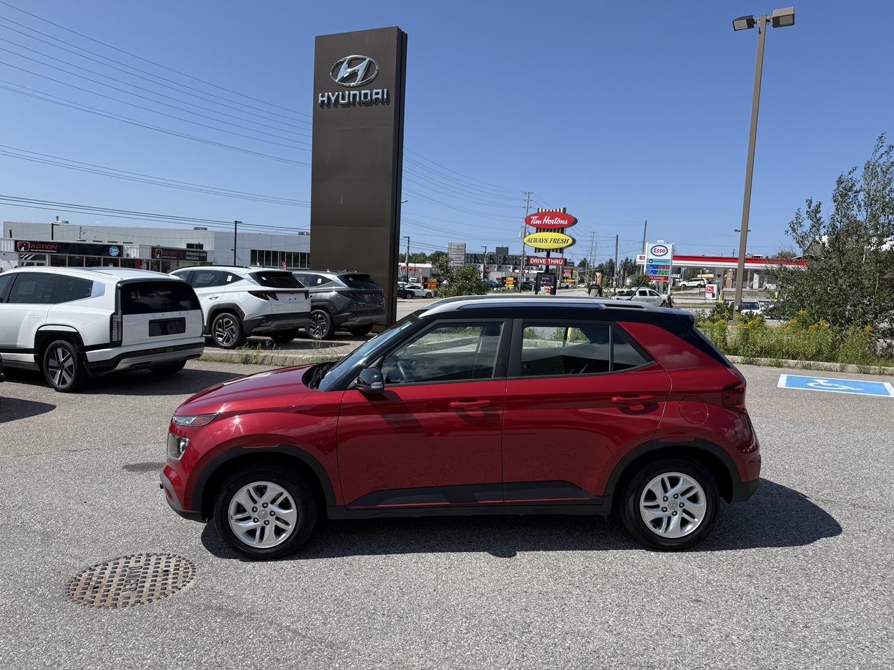 2023 Hyundai Venue Preferred IVT w/Two-Tone Photo2