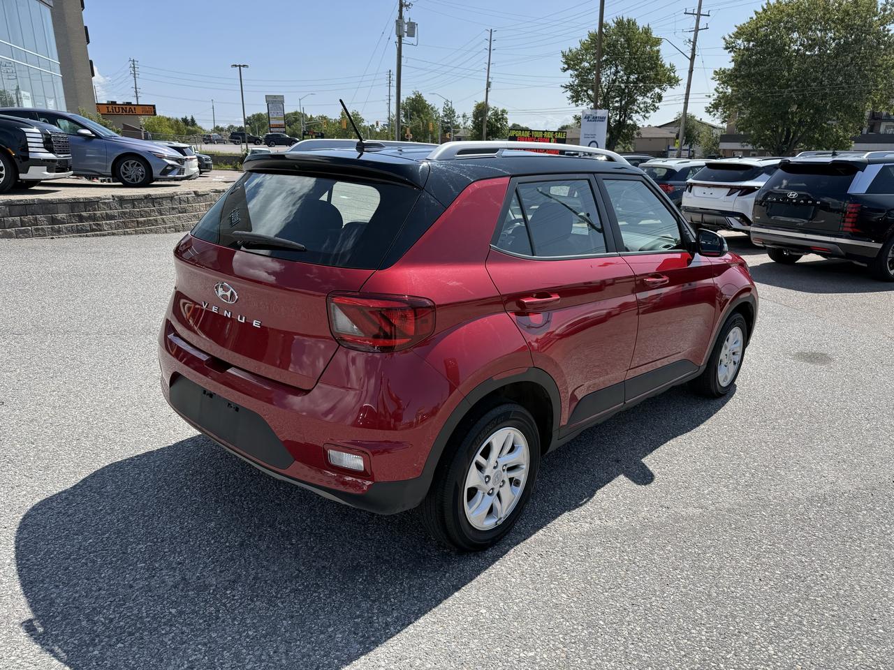 2023 Hyundai Venue Preferred IVT w/Two-Tone Photo7