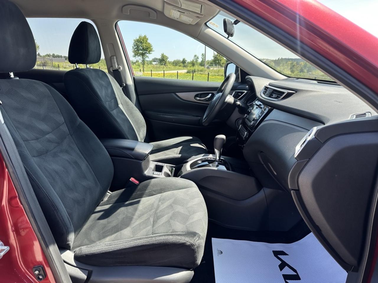 2016 Nissan Rogue SV Photo