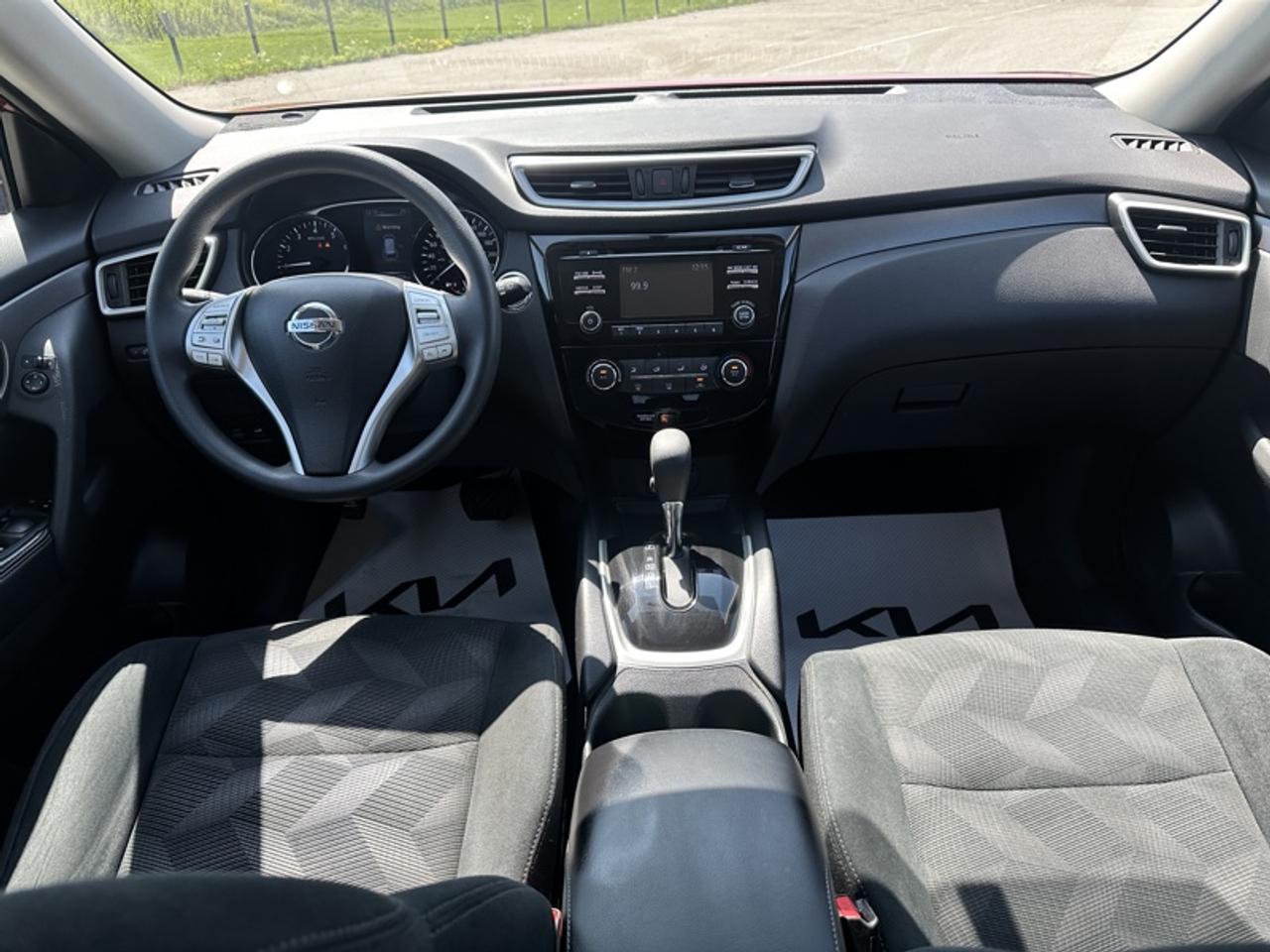 2016 Nissan Rogue SV Photo