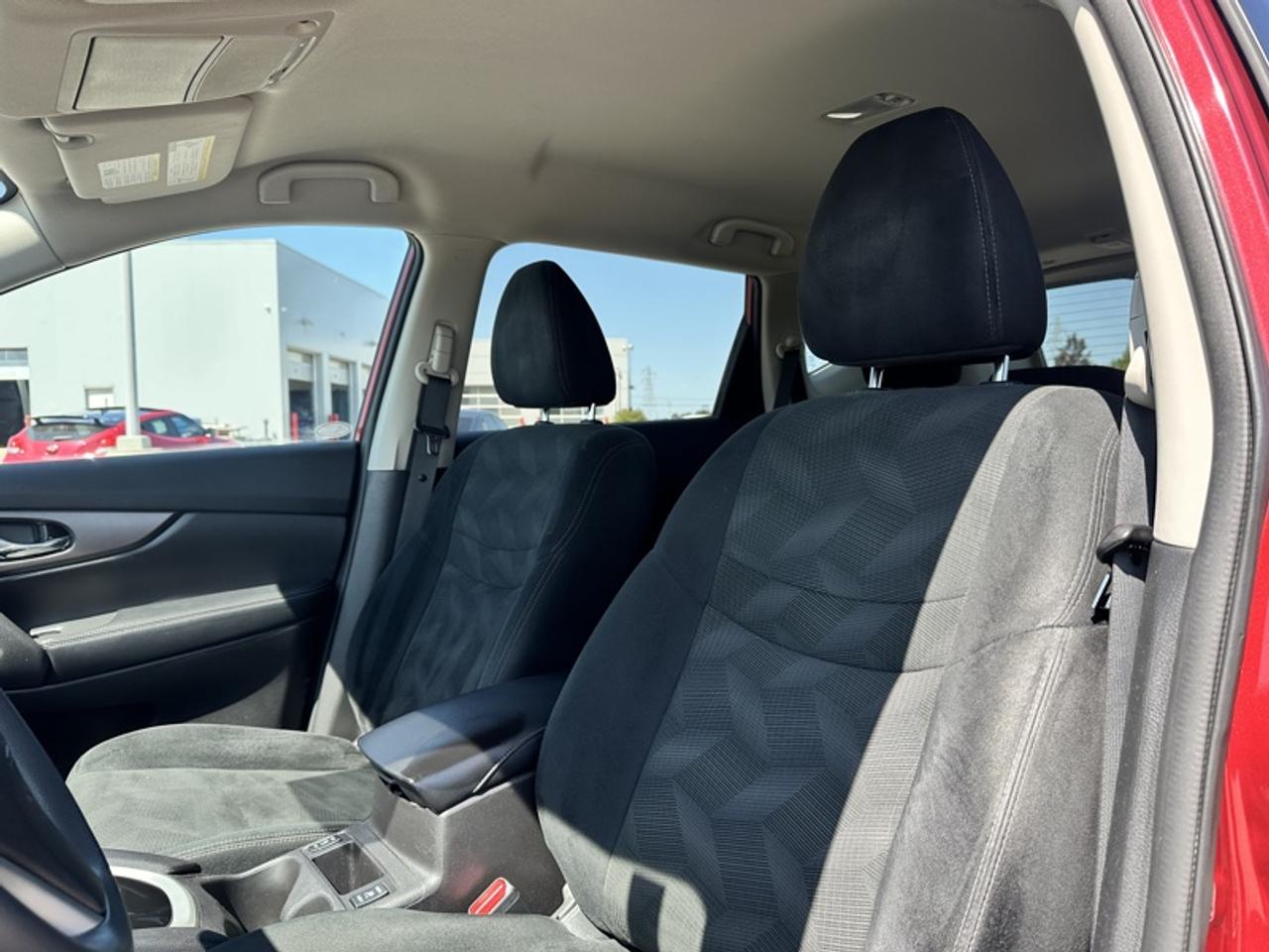 2016 Nissan Rogue SV Photo