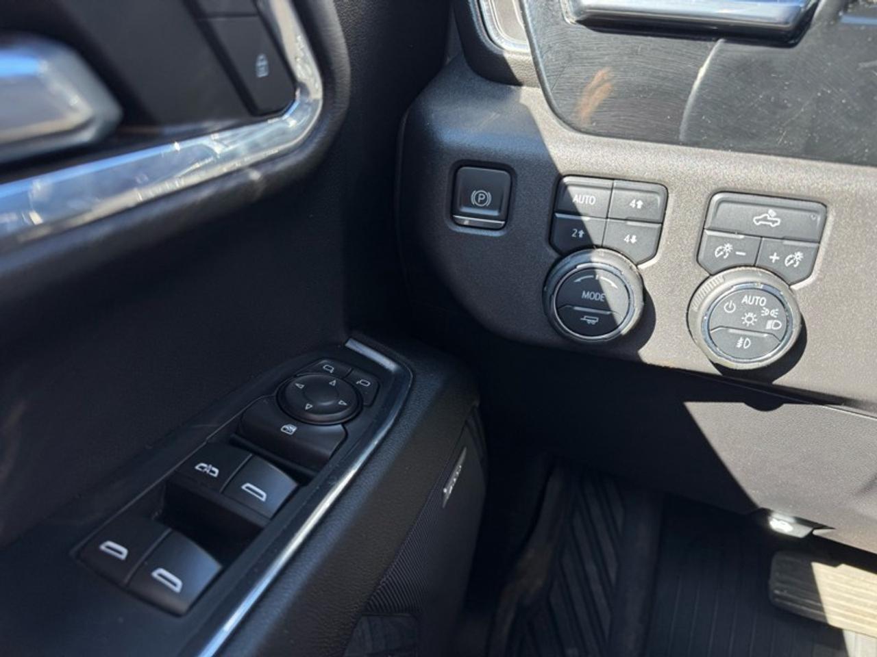 2024 Chevrolet Silverado 1500 Crew Cab Standard Box 4-Wheel Drive LT Trail Boss Photo