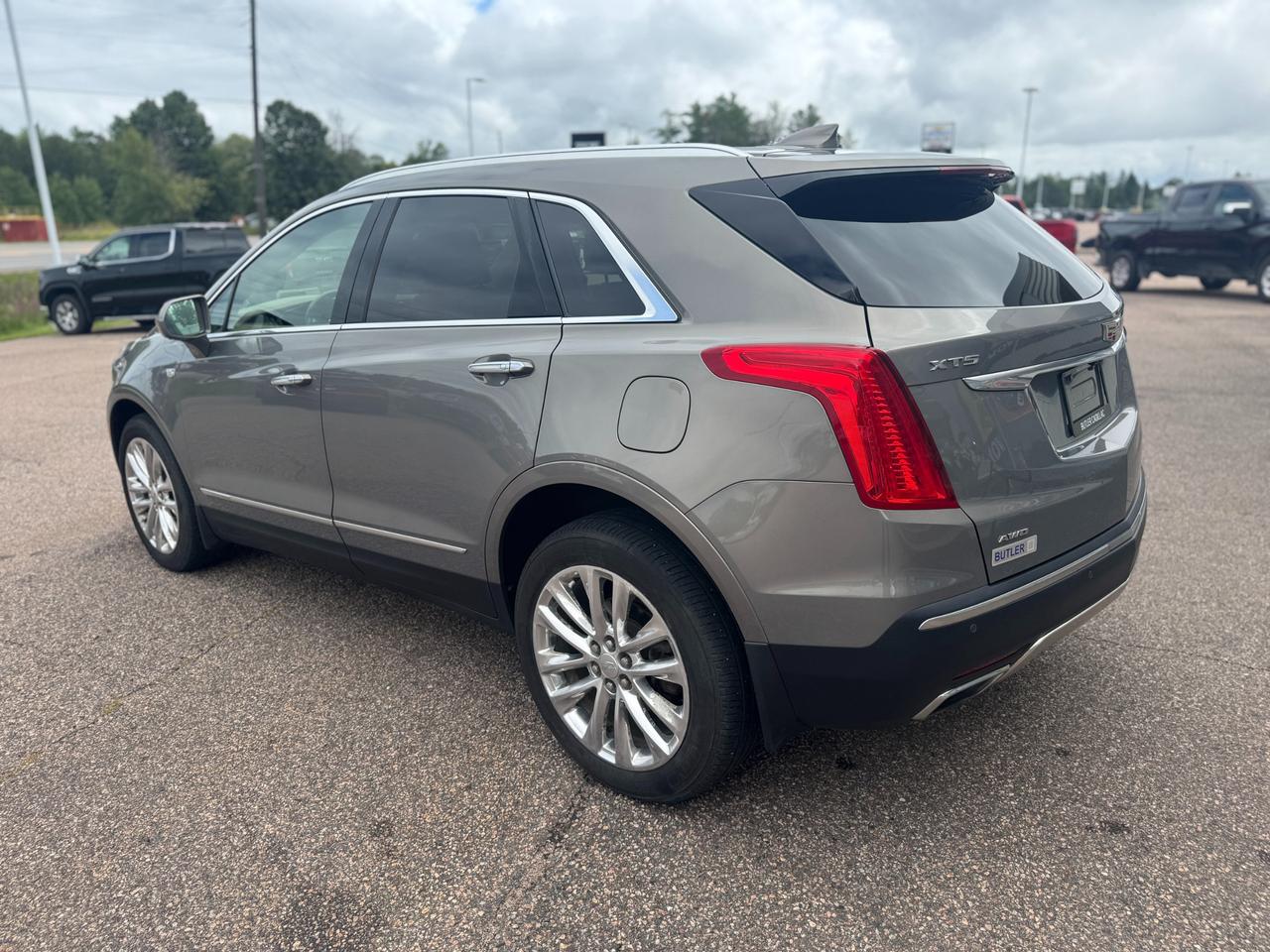 2018 Cadillac XT5 Platinum 4dr All-Wheel Drive Photo2