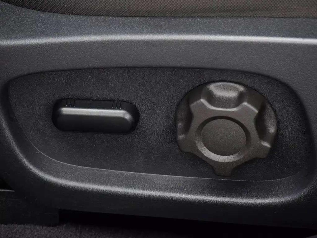2011 Ford Taurus SEL ~Heated + Power Seats ~Bluetooth ~Alloys ~A/C Photo
