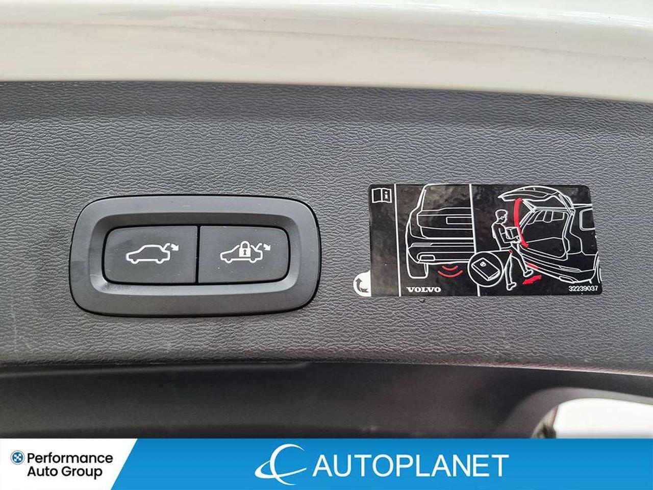 2020 Volvo XC40 R-Design AWD, Pano Roof, Apple CarPlay,Back Up Cam Photo