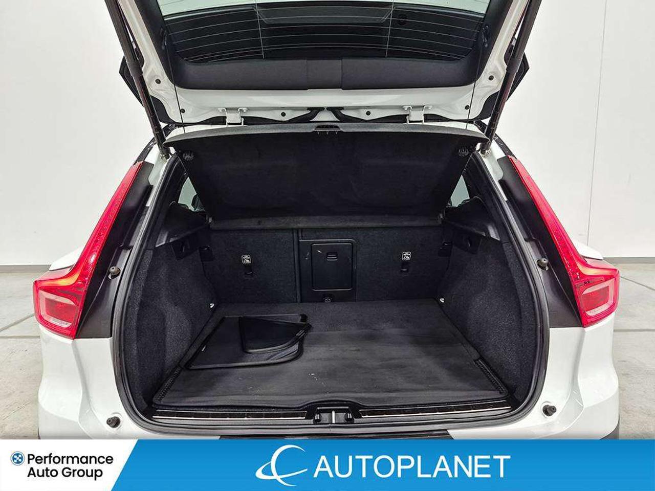 2020 Volvo XC40 R-Design AWD, Pano Roof, Apple CarPlay,Back Up Cam Photo